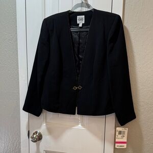Vintage R&M Richards Women's Black Blazer with Elegant Clasp